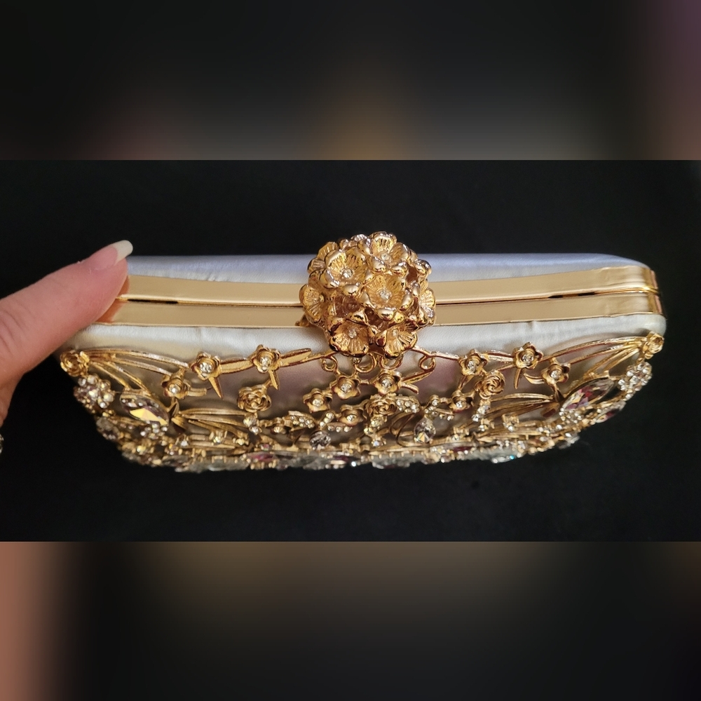 Elegant Gold and Silver Clutch - Picture 4 of 15
